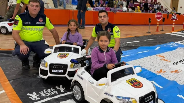Kürtün'de Minik Öğrencilere Hayati Ders: Trafik Jandarması Özkürtün'de Sahaya İndi — Fotoğraf 3