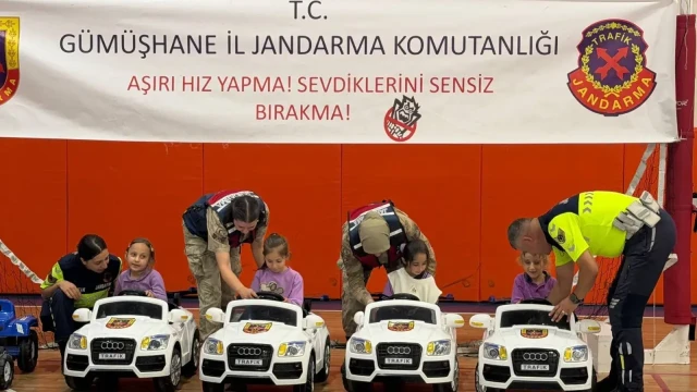 Kürtün'de Minik Öğrencilere Hayati Ders: Trafik Jandarması Özkürtün'de Sahaya İndi — Fotoğraf 4