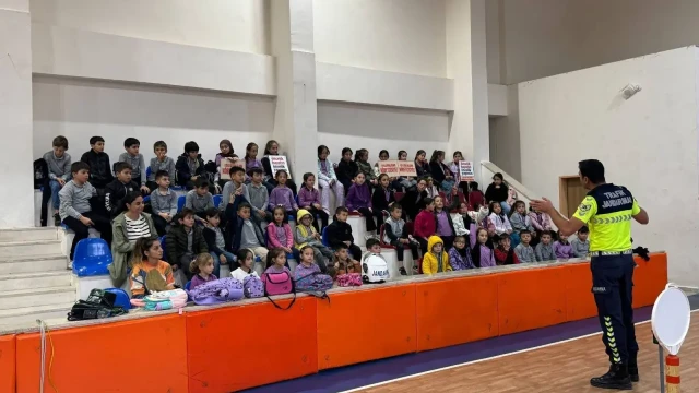 Kürtün'de Minik Öğrencilere Hayati Ders: Trafik Jandarması Özkürtün'de Sahaya İndi — Fotoğraf 6