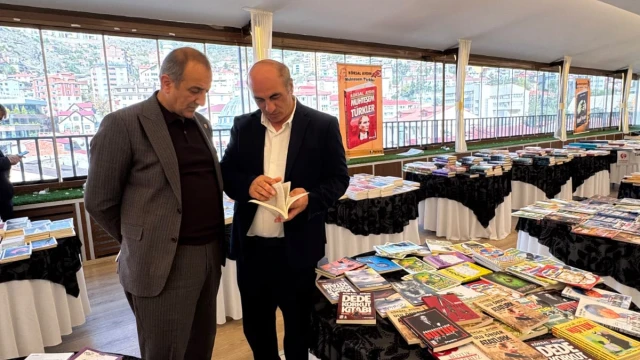 Milletvekili Musa Küçük, Talat Ülker 3. Kitap Fuarı ve Şairler İmza Etkinliği'ne Katıldı — Fotoğraf 1