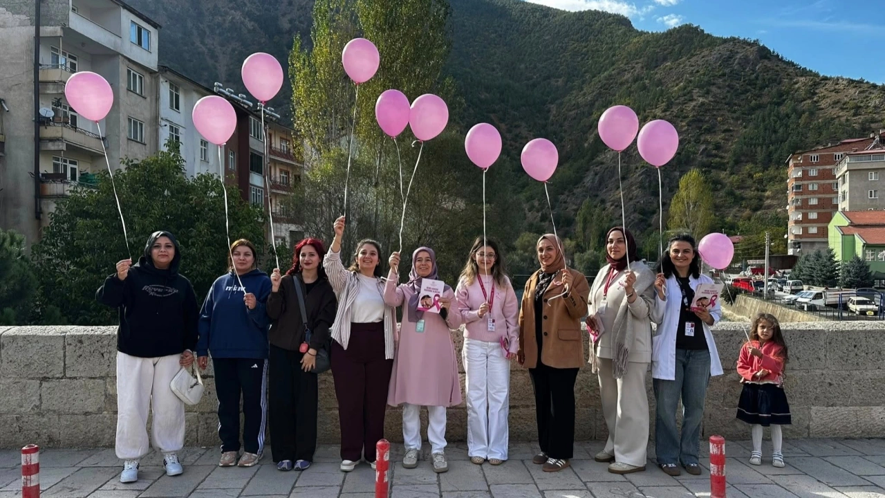 Torul’da Meme Kanseri Farkındalığı İçin Pembe Balonlar Gökyüzüne Bırakıldı