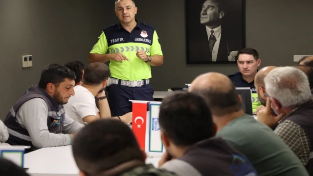 Trafikte Güvenlik İçin Bir Araya Geldiler: 96 Personel Eğitimden Geçti! — Fotoğraf 4
