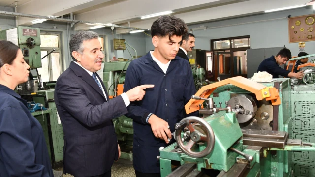 Vali Atay: “Mesleki Eğitim, Ülkemizin Kalkınmasında Lokomotif Güçtür” — Fotoğraf 2