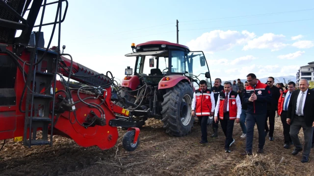 Vali Cevdet Atay Kelkit'te Şeker Fasulyesi ve Şeker Pancarı Hasadına Katıldı — Fotoğraf 3